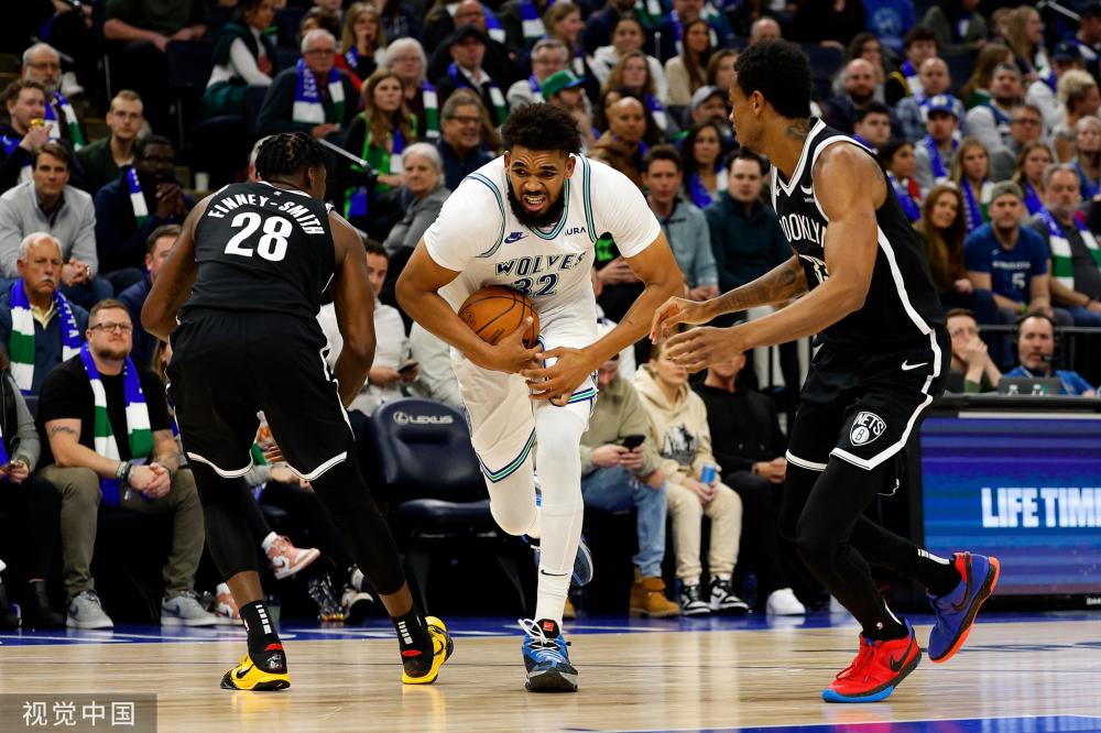 内马尔抚耳回击球迷&示意大点声，角球破门后模仿C罗坐广告牌庆祝.